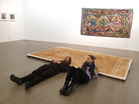 Vera Lossau und Simon Rummel in der Ausstellung REMIX, vor Werken von Vera Lossau, Vera Lossau © VG Bild-Kunst, Bonn 2026